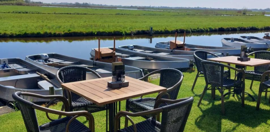 Terras bij restaurant De Vriendschap aan het water